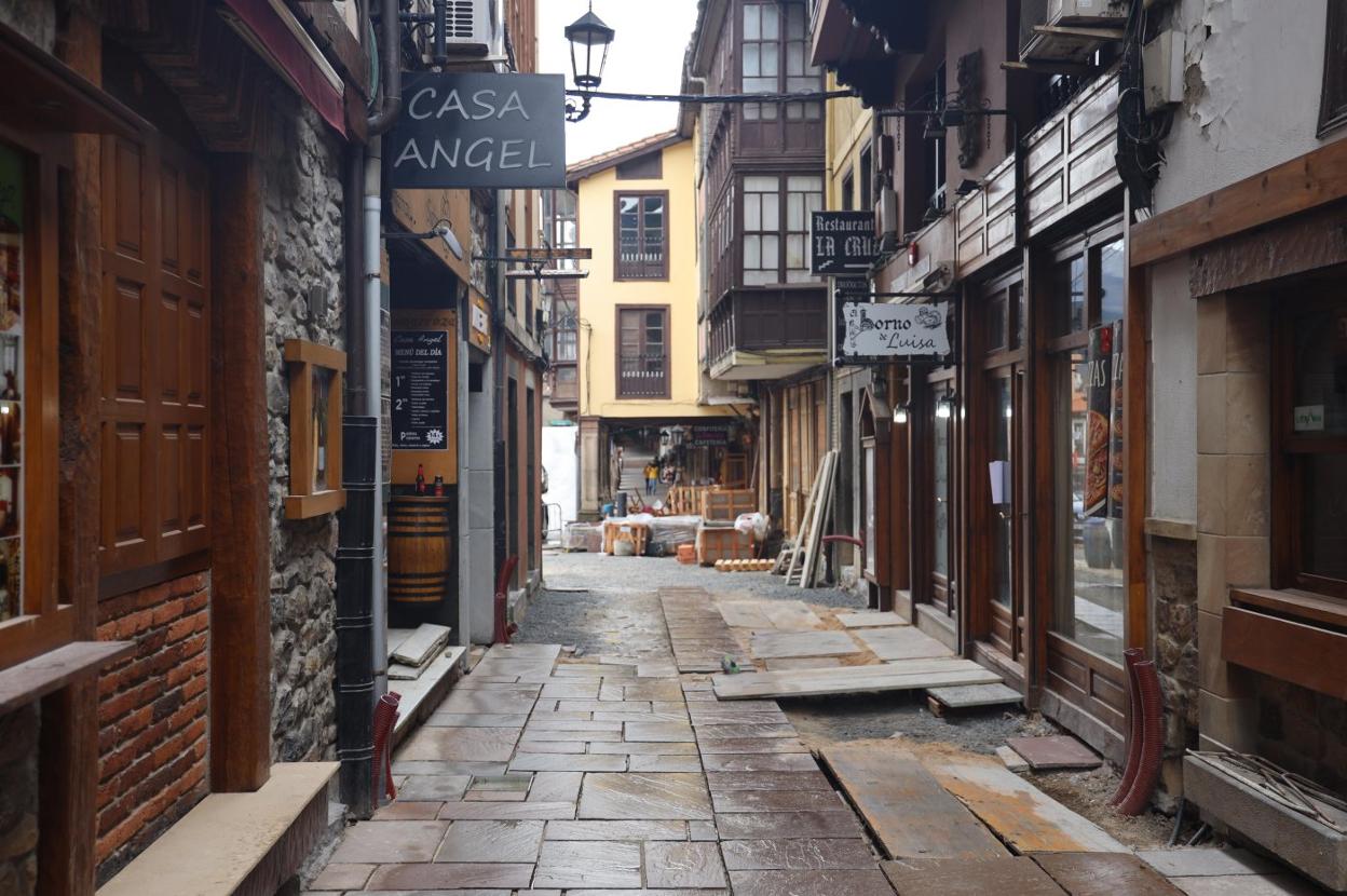 Aspecto que presentaba ayer la calle Cántabra, en pleno centro de la villa de Potes, cuyas obras de reforma han sido paralizadas por Cultura. p. á.