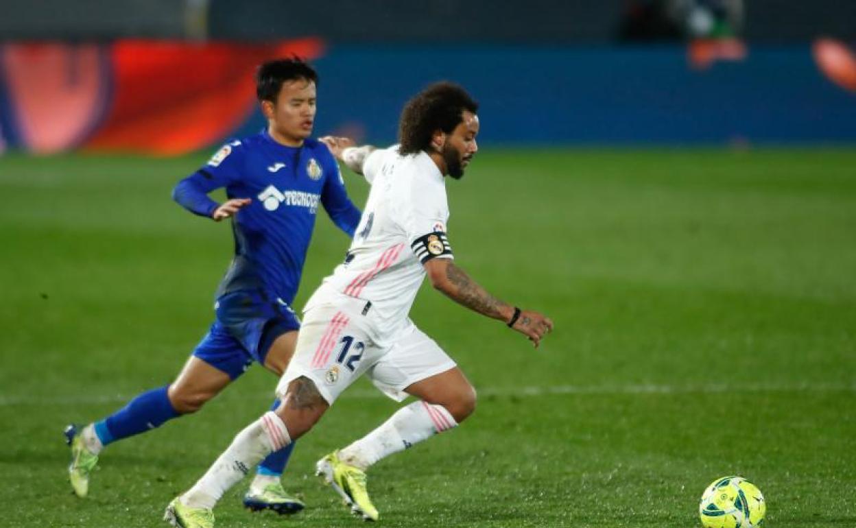 Marcelo pugna con Take Kubo en el partido Real Madrid-Getafe. 