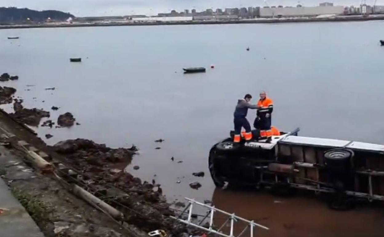 Rescatados los tres ocupantes de una camioneta que se precipitó al mar en Raos