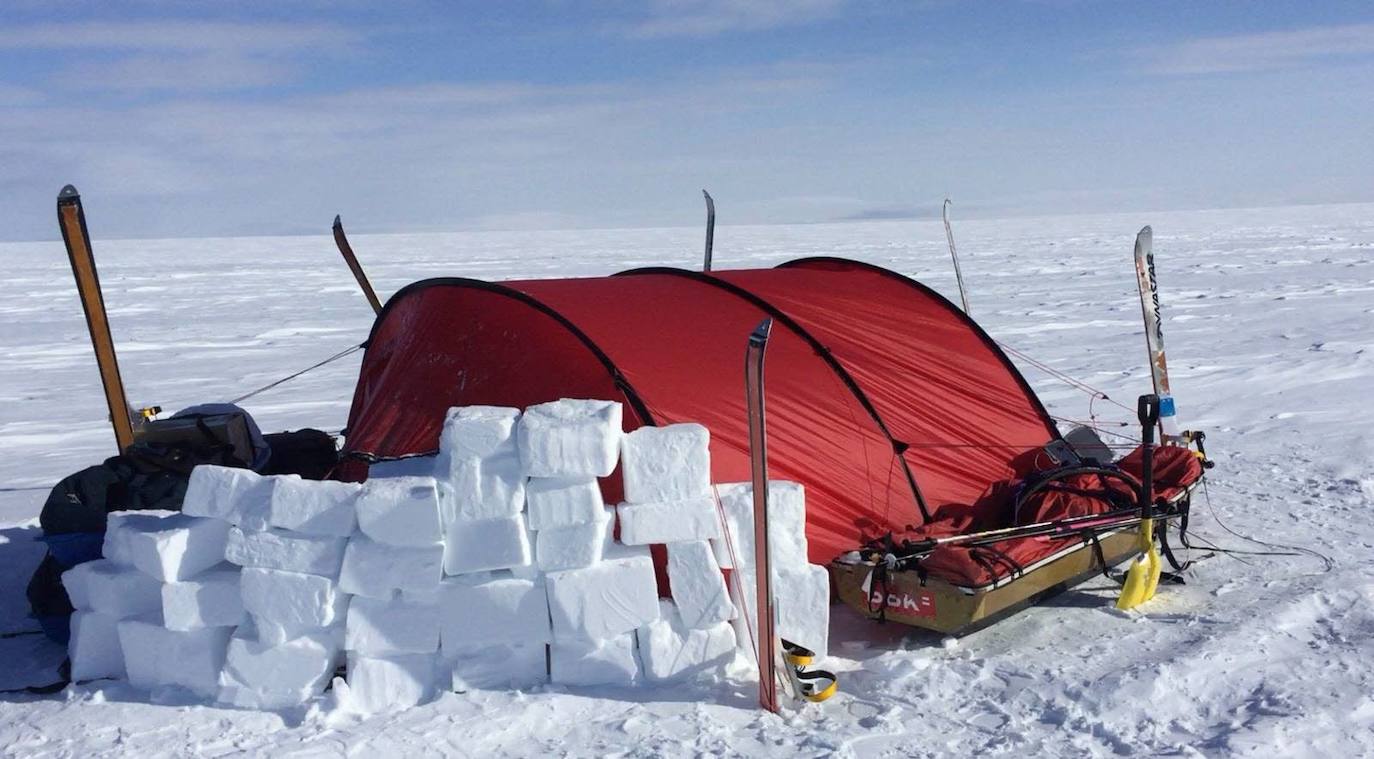 Imagen de la tienda de campaña de Chus Lago, protegida con hielo para el viento durante la travesia que realizó en 2018 por la isla ártica de Baffin, en Canadá.