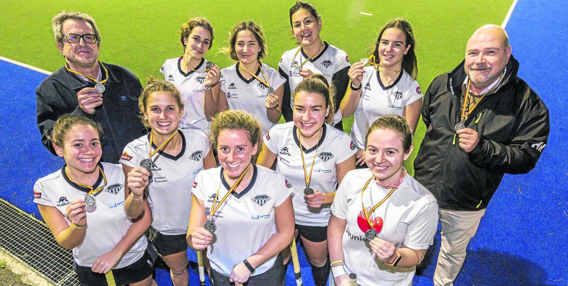 Las jugadoras Marta Burgos, Carmen Álvarez, Justina Paz, Ester Canales, Alina Siri, Sofía Rogoski, Ariadna Siri, María Cisneros, Paula Díaz junto a Ángel Laso -técnico- y Lorenzo Ruiz -delegado-. roberto ruiz
