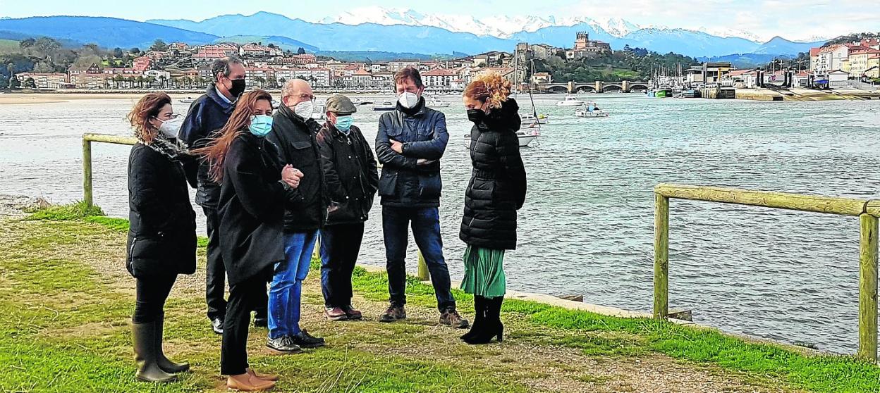 Las autoridades municipales mostraron a la Delegada del Gobierno y al responsable de Costas el espigón que quieren convertir en paseo. 