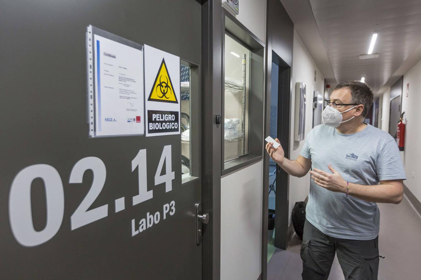 En este espacio de contención biológica los protocolos de seguridad son muy estrictos