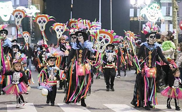 Imagen. Disfraces, charangas y artilugios, en el desfile de Laredo.