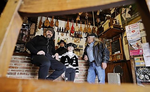 Imagen. El Valle de Polaciones se vistó de fiesta con sus zamarrones blancos.