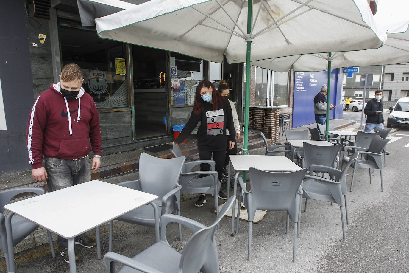 Unos clientes se sientan en las mesas de una terraza de un negocio de hostelería en Polanco.