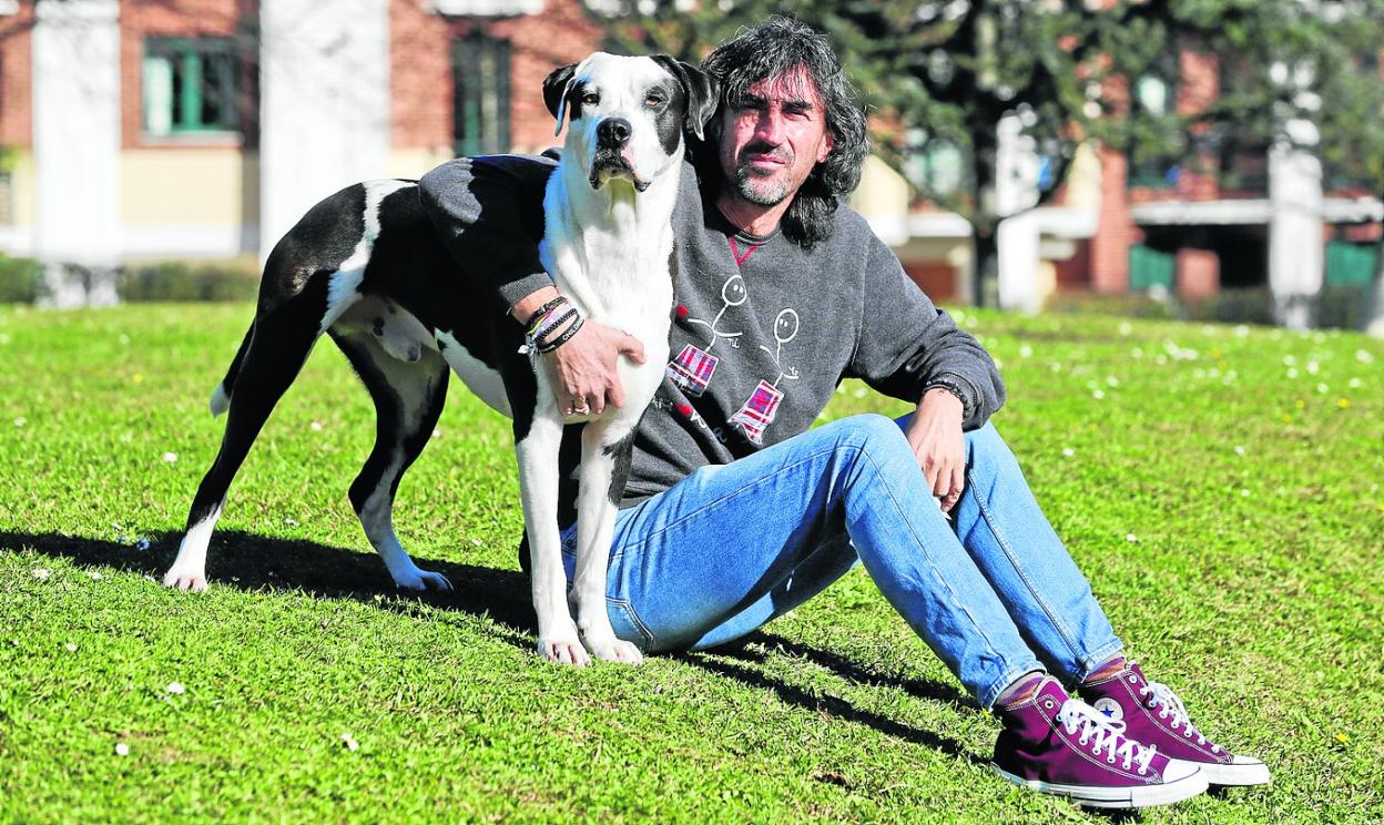 El exfutbolista José Emilio Amavisca posa con Balú en un parque de Santander. 