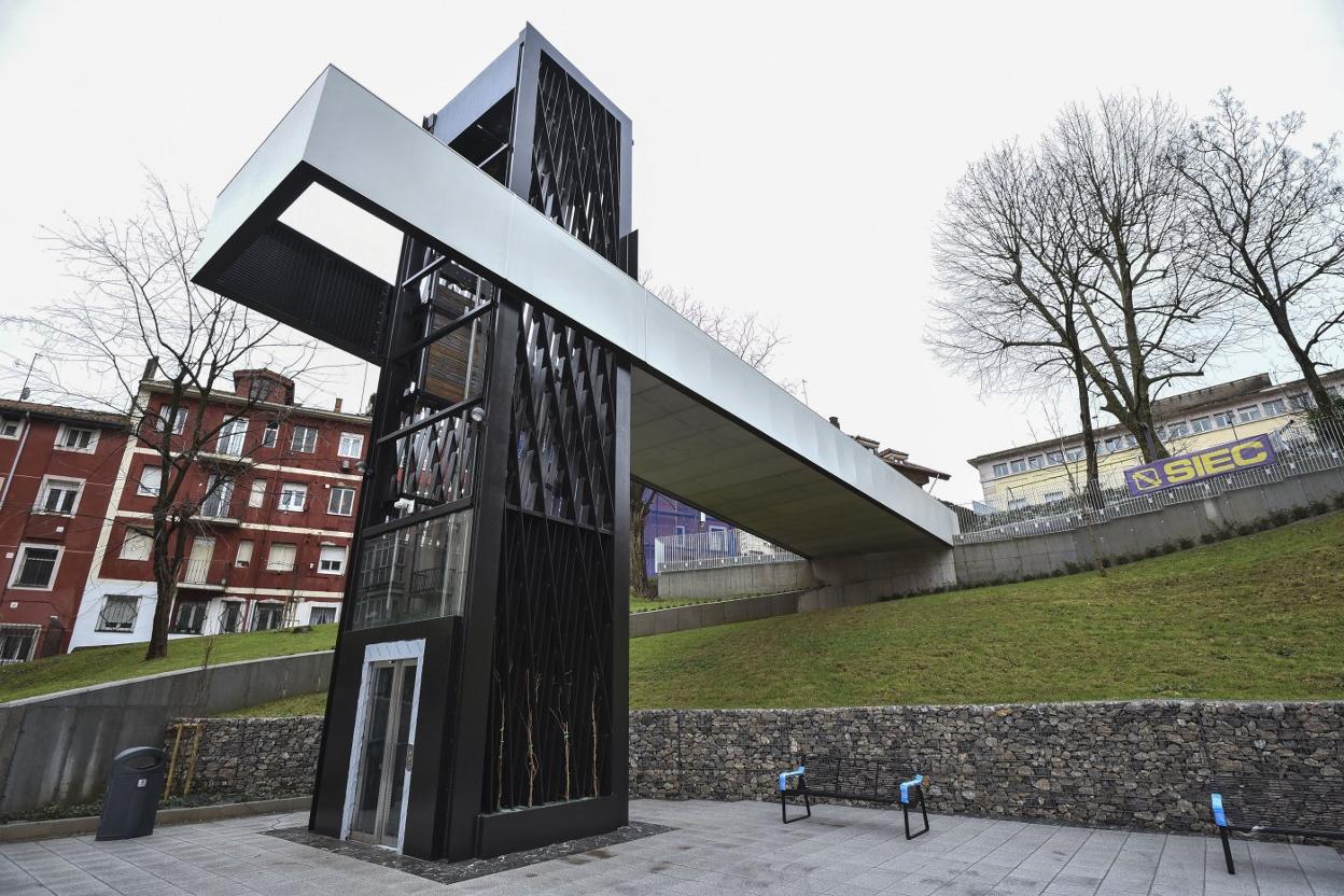 La cota tres del nuevo ascensor enlaza con la pasarela que lleva a El Cabildo atravesando la plaza Santa María Egipciaca. 