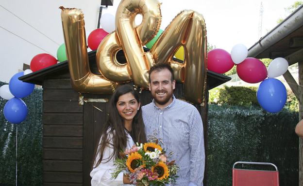 El día que tenían que casarse –y no pudieron– Loreto y Alván celebraron un divertido simulacro nupcial.