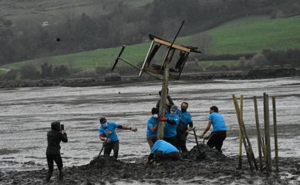 Los voluntarios instalando el nido en San Martín. 