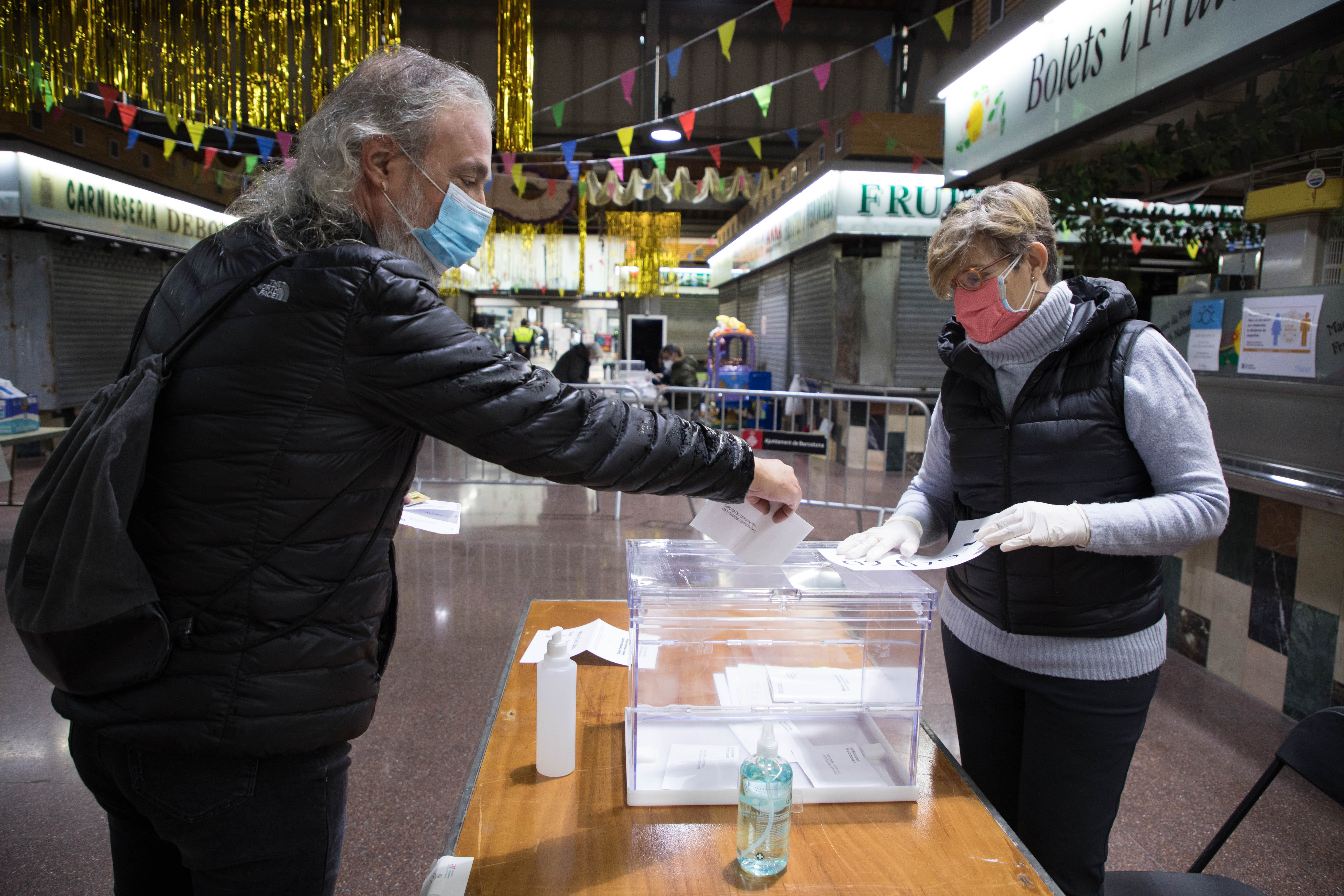 El mercado de la Concepciò ha cerrado sus habituales comercios para reconvertirse en sede electoral. 