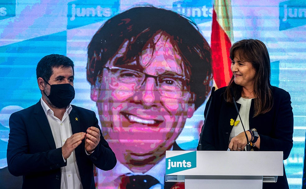 La candidata de JxCat a la presidencia de la Generalitat, Laura Borràs, acompañada por el secretario general del partido, Jordi Sánchez, con el ex presidente Carles Puigdemont por videoconferencia, valora los resultados de las elecciones al Parlamento de Cataluña.