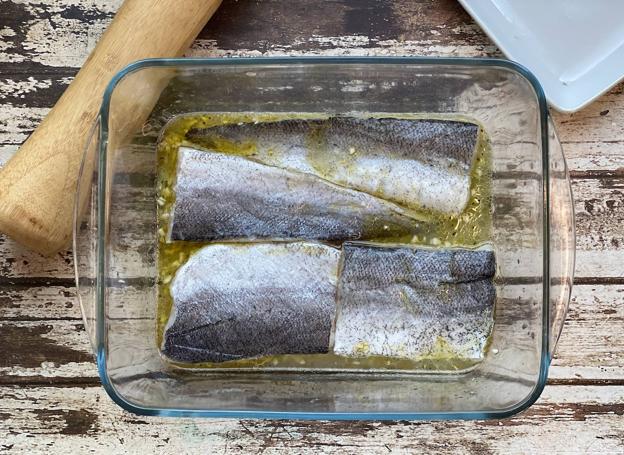 Marinar el pescado en el zumo de lima con aceite y ajo.