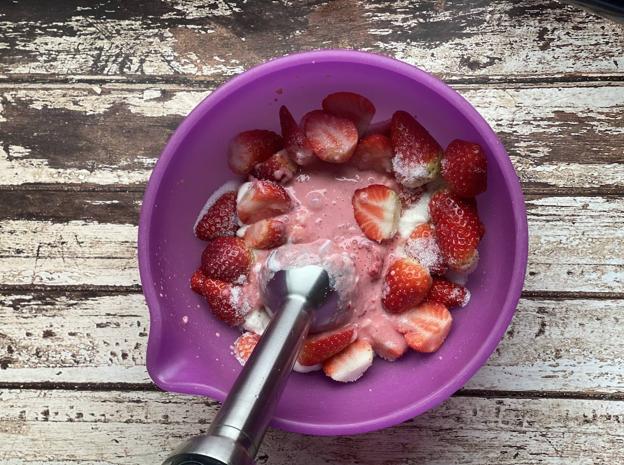 Bate las fresas, con el yogur y el azúcar o edulcorante.