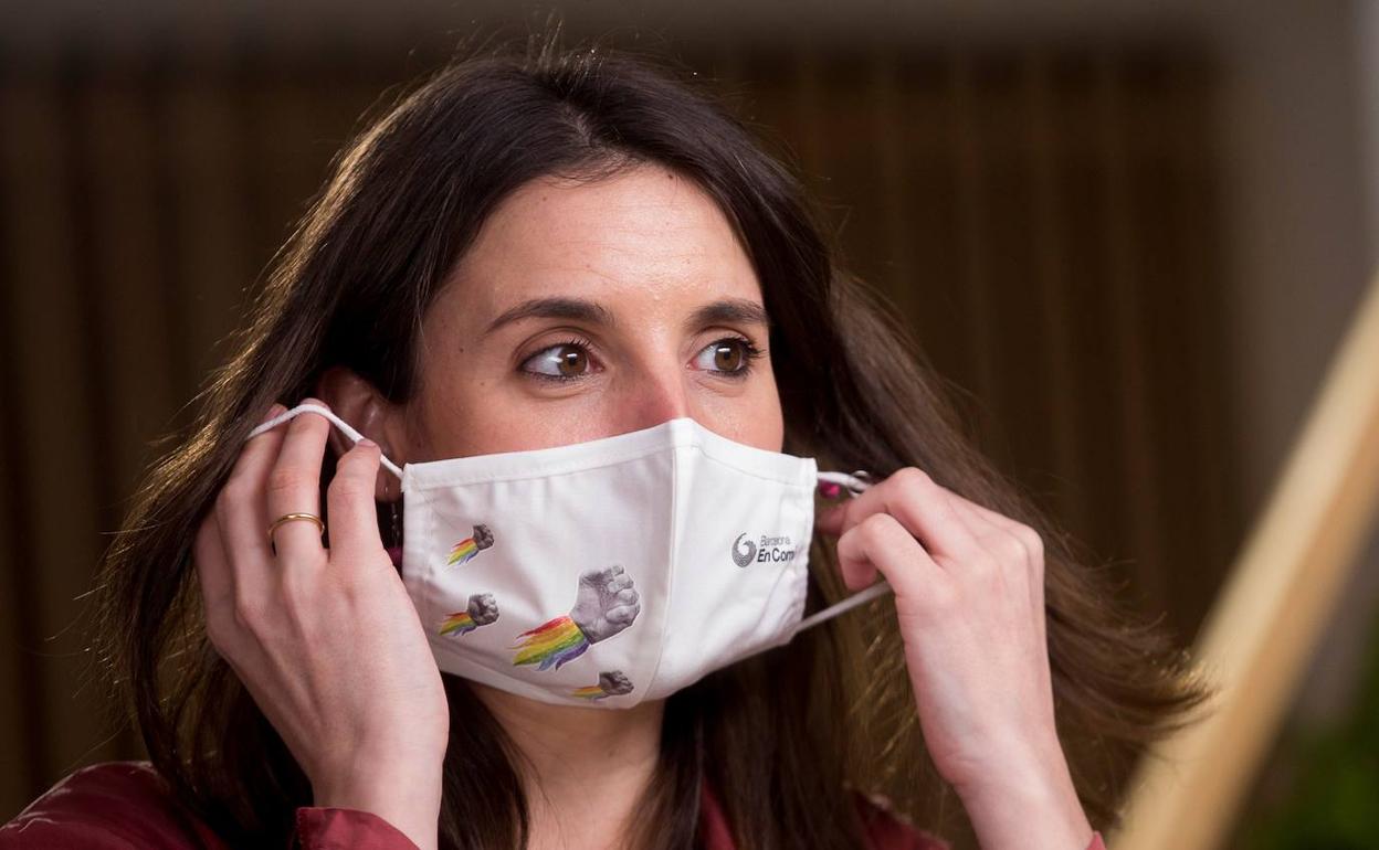 Irene Montero colocandose la mascarilla.