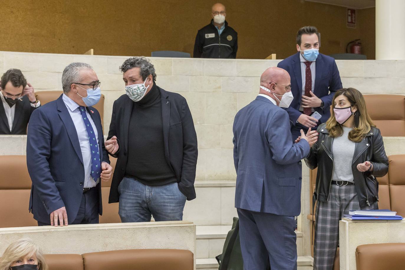 Pedro Hernando (PRC) junto a los populares Íñigo Fernández, César Pascual y María José Sáenz de Buruaga, esta tarde en el pleno. 