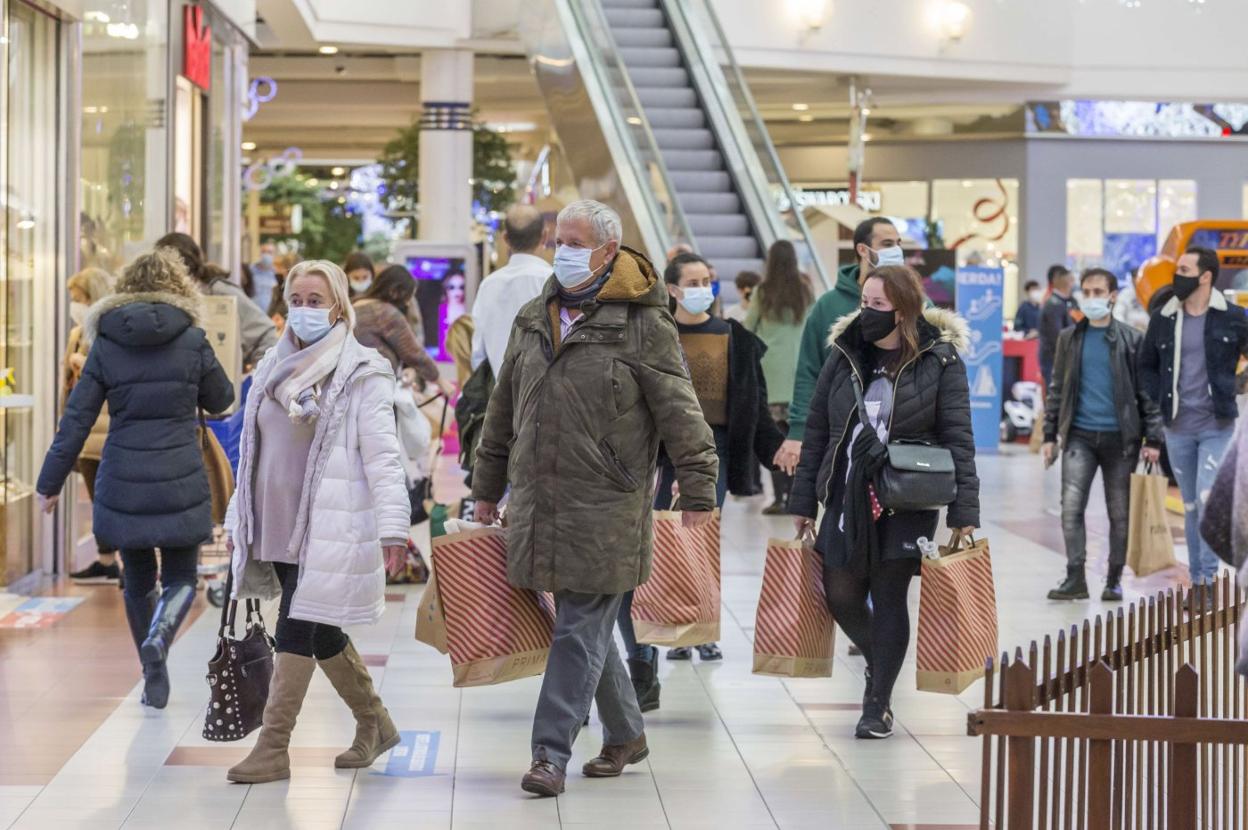 Los clientes podrán volver a los centros comerciales los fines de semana al mejorar la situación sanitaria en Cantabria.