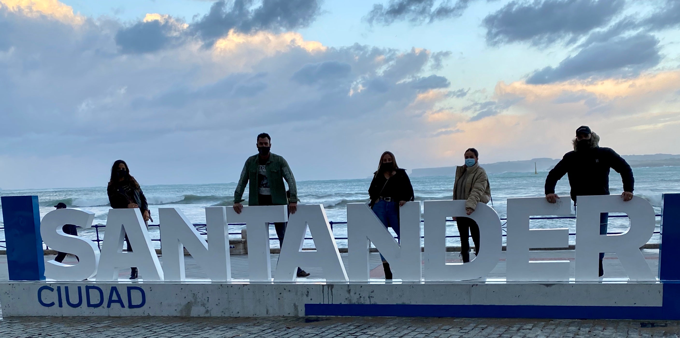 El grupo de amigos posó en las letras de Santander, instaladas en El Sardinero.