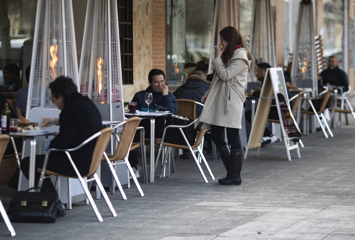 Clientes de una terraza en Madrid.