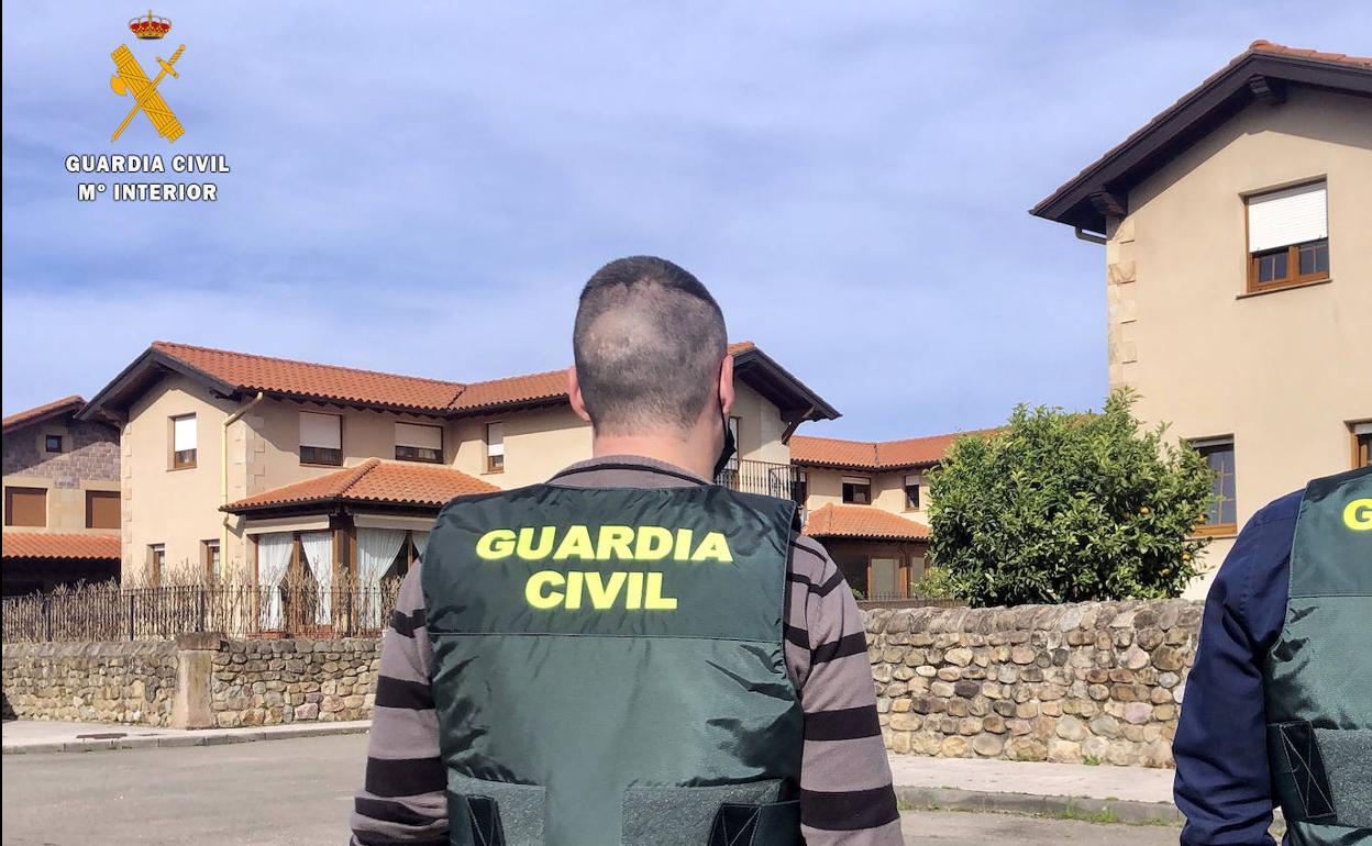 Efectivos de la Guardia Civil vigilan la zona de chalets donde se perpetraron los robos