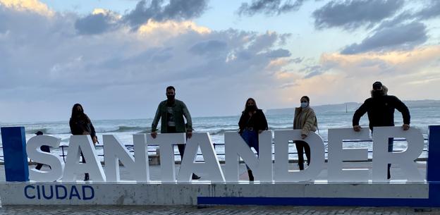 Alicia Peña, Jorge Pérez, Rocío Flores, Albert Barranco y su novio en El Sardinero.