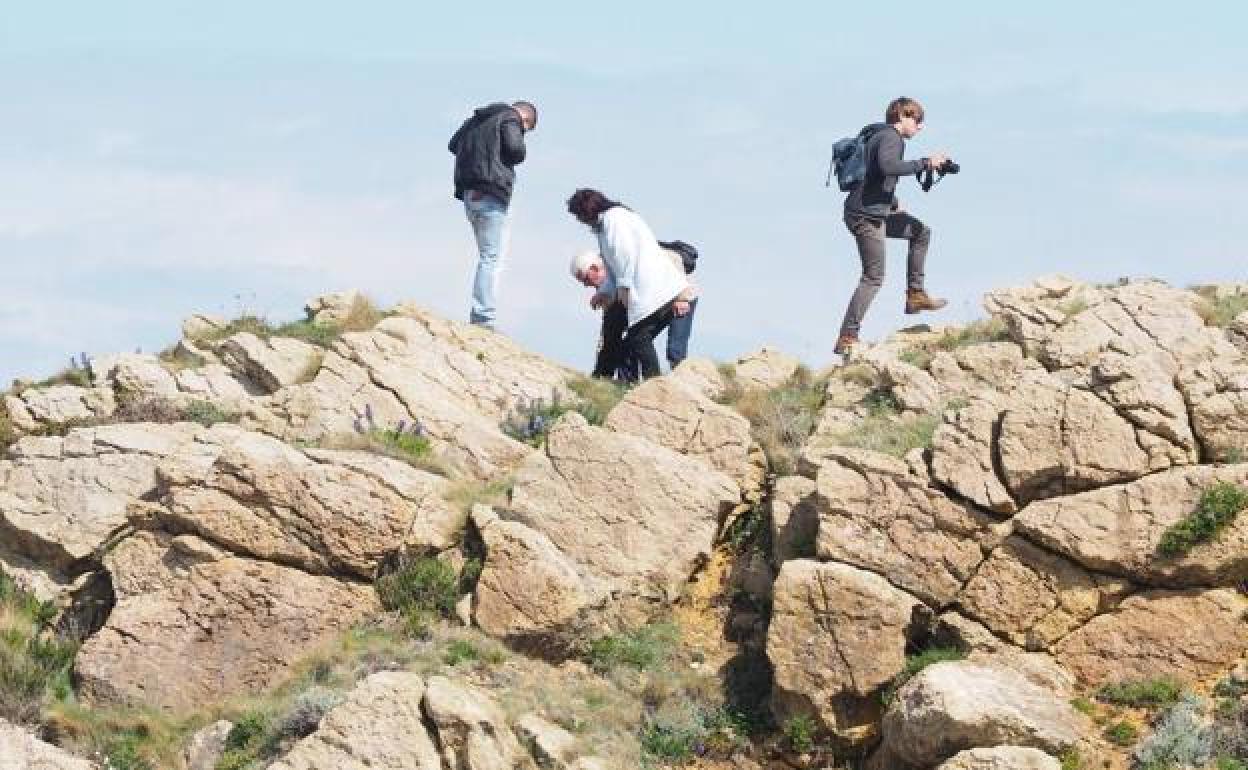 Imagen de archivo de varios senderistas caminando por una de las rutas por Costa Quebrada. 