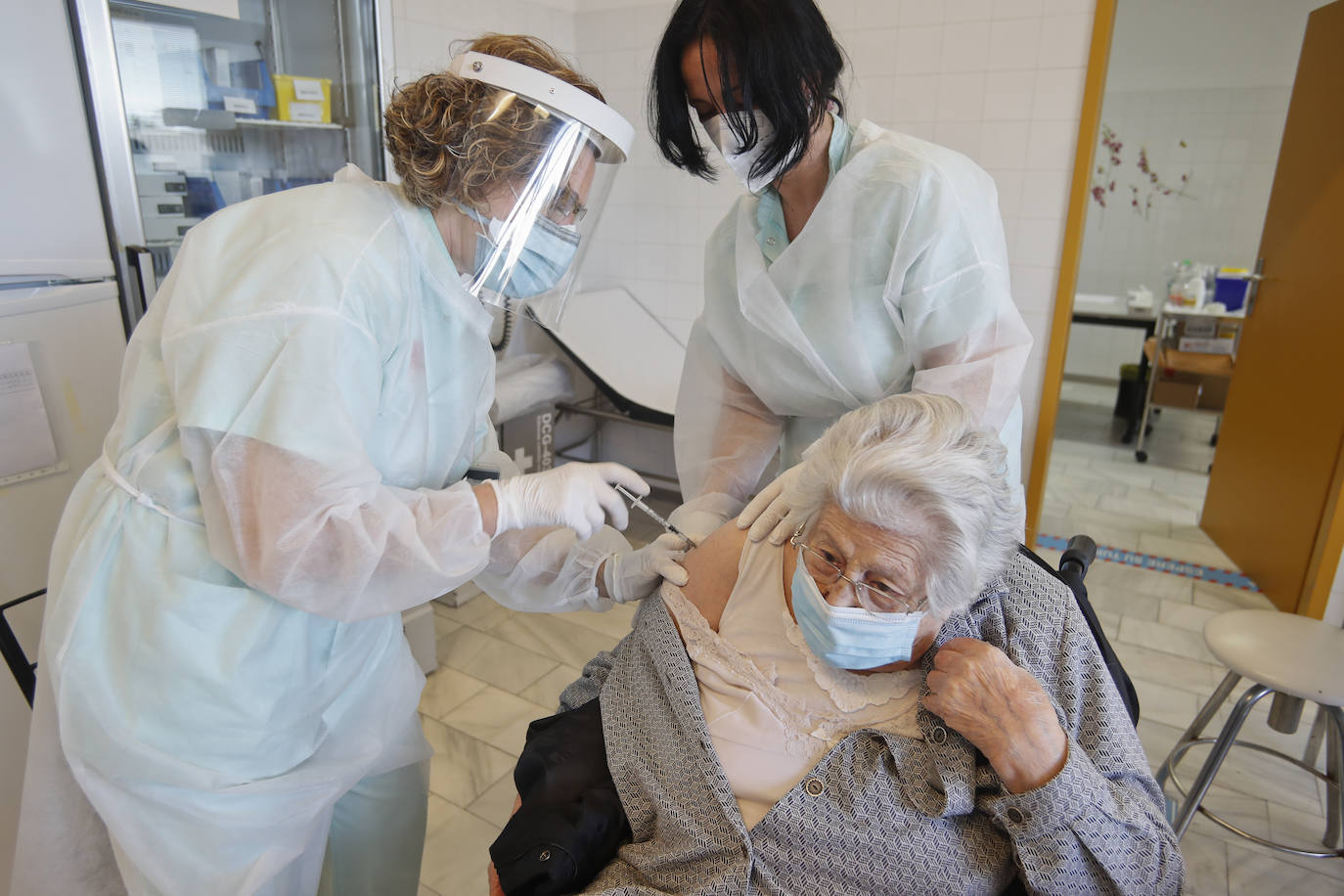 54 pacientes recibieron la primera dosis del inyectable en el ambulatorio de la Avenida de los Castros, en Santander. 