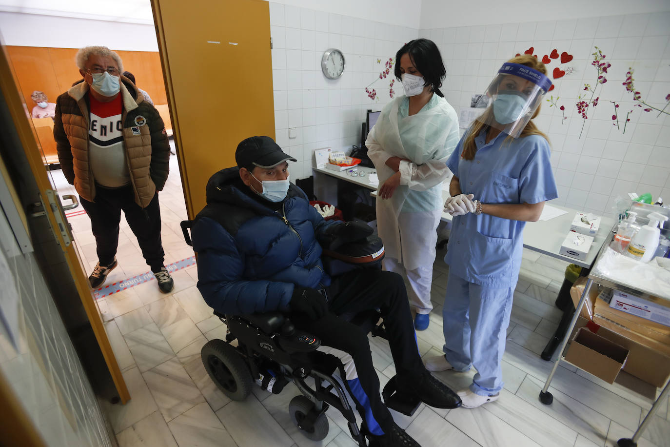 54 pacientes recibieron la primera dosis del inyectable en el ambulatorio de la Avenida de los Castros, en Santander. 