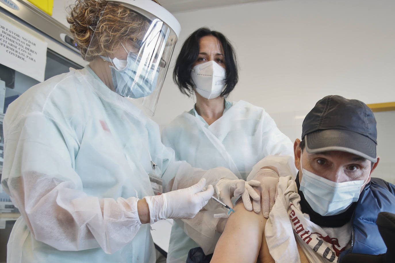 54 pacientes recibieron la primera dosis del inyectable en el ambulatorio de la Avenida de los Castros, en Santander. 