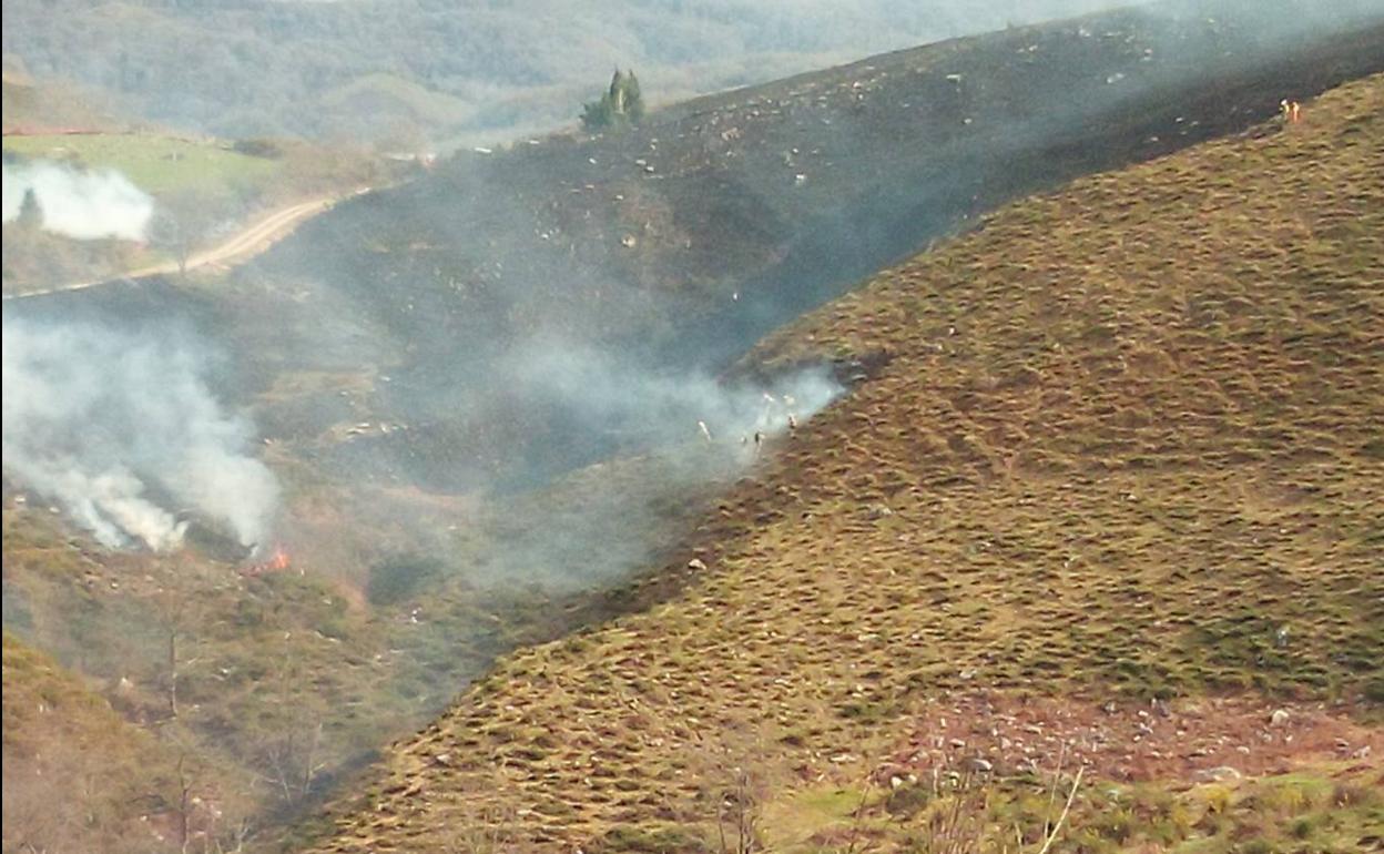 Incendio provocado en Ruente, ayer.