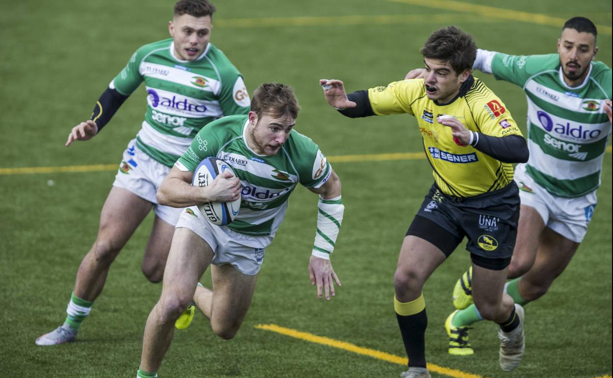 Finlay Sharp lleva el oval en el partido ante el Getxo. Este domingo, el Independiente ya jugará como Mazabi Santander. 