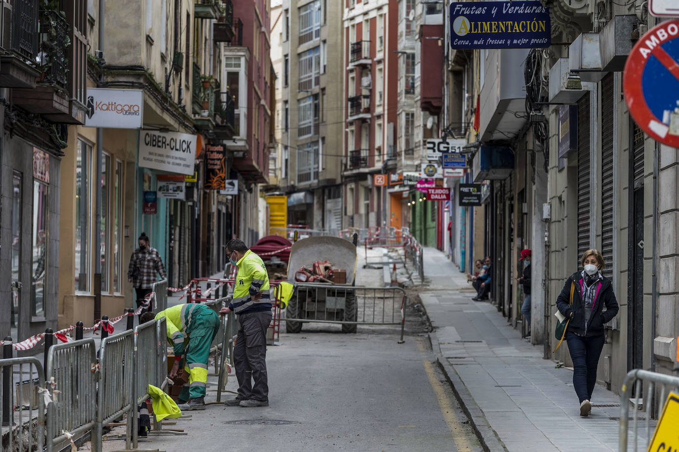 La calle San Luis continúa levantada por completo, cortada al tráfico e inmersa en unos trabajos de renovación y semipeatonalización que se alargarán hasta mayo. El fin de obra tendrá dos meses de retraso, pues estaba previsto para marzo