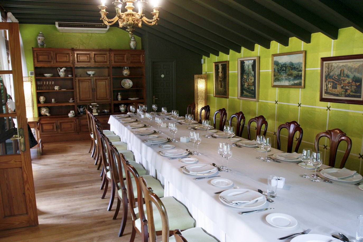 El histórico restaurante cierra sus puertas tras 80 años de historia. Por su comedor han pasado políticos y artistas como Raphael, Paloma San Basilio y Jaime Morey | Odón Elorza fue siendo alcalde de San Sebastián y al ver una fotografía de Franco en un comedor pidió el libro de reclamaciones