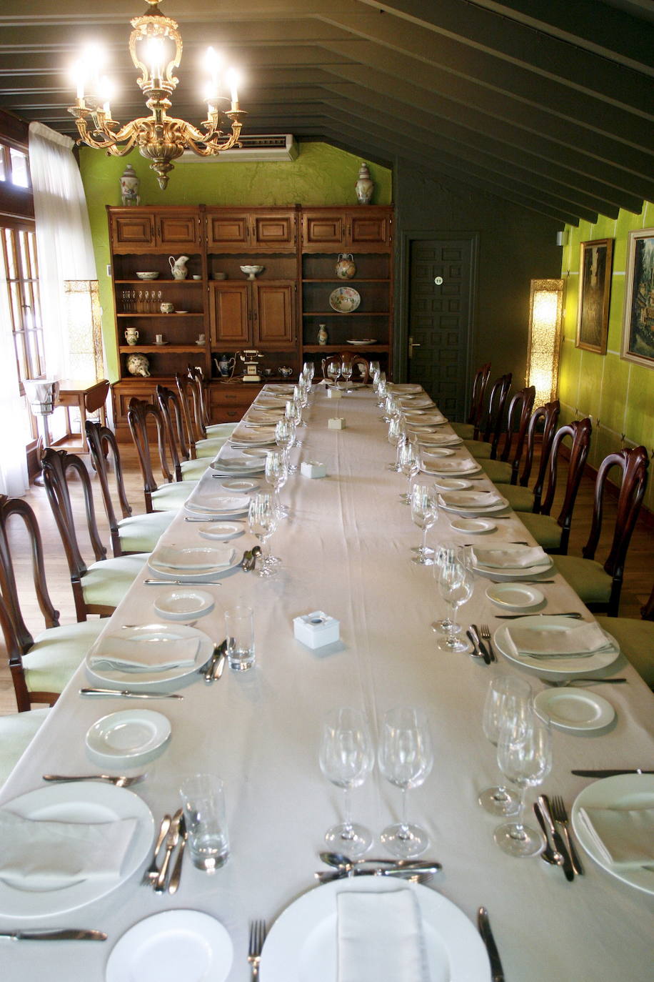 El histórico restaurante cierra sus puertas tras 80 años de historia. Por su comedor han pasado políticos y artistas como Raphael, Paloma San Basilio y Jaime Morey | Odón Elorza fue siendo alcalde de San Sebastián y al ver una fotografía de Franco en un comedor pidió el libro de reclamaciones