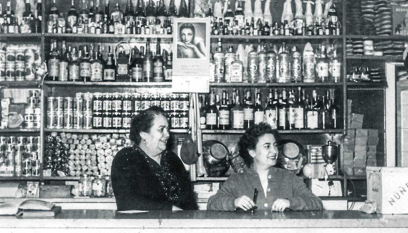 Pilar, junto a su madre, en el interior de la pequeña tienda en la que comenzó la historia de Casa Setién. 