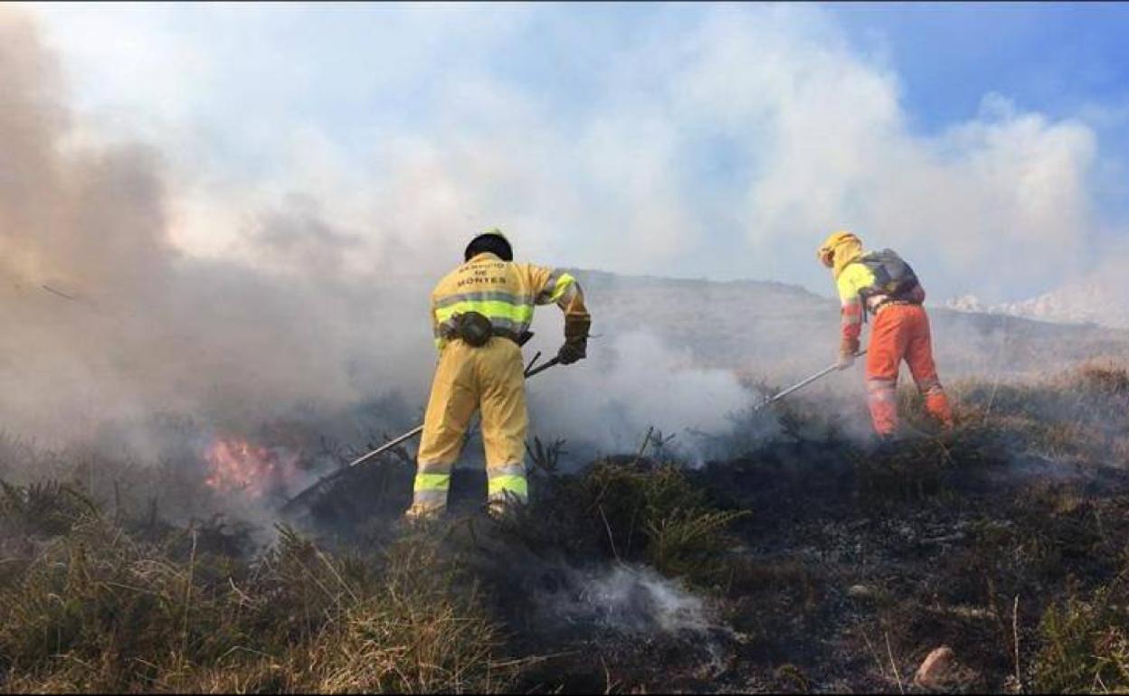 Cantabria mantiene tres incendios forestales activos