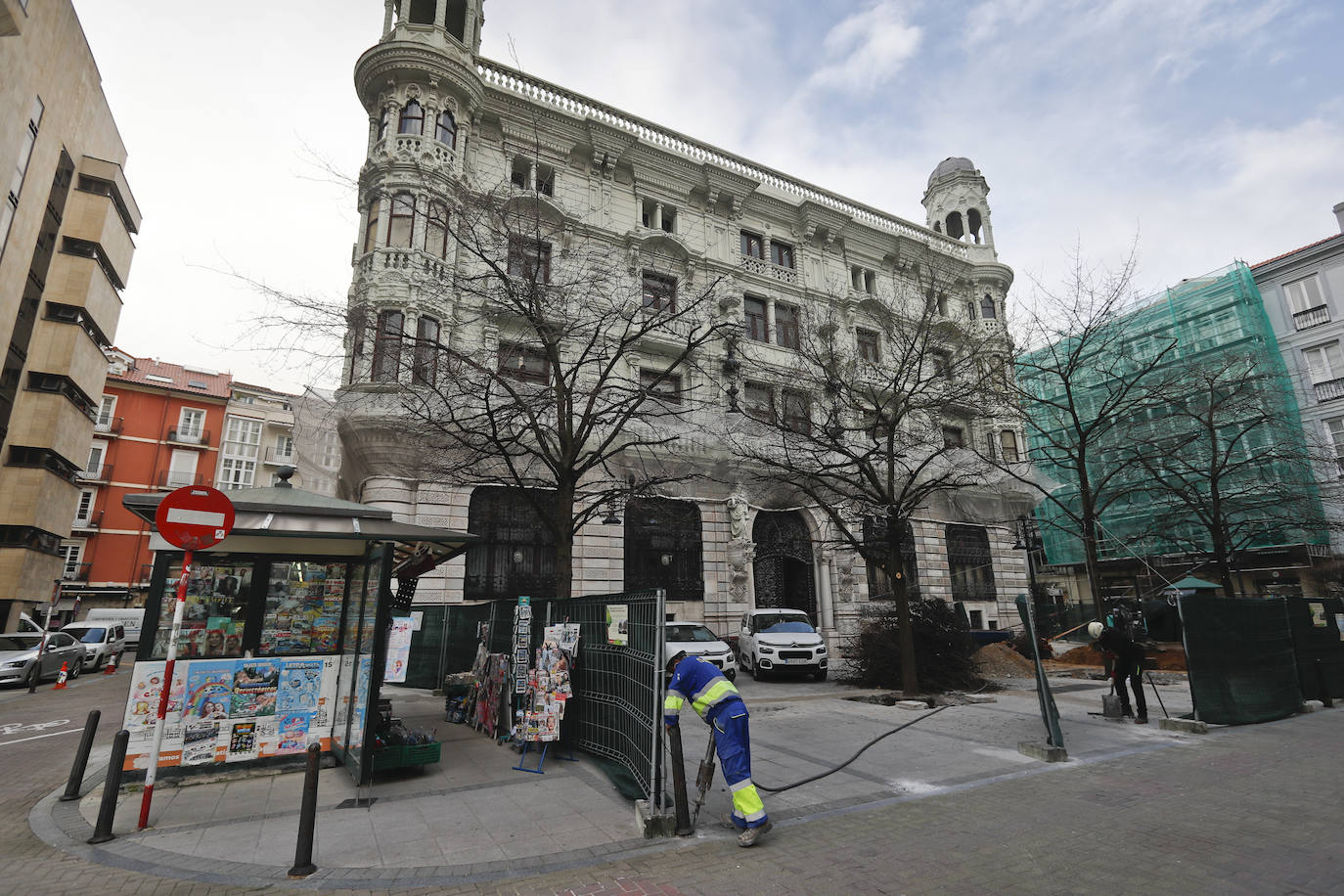 Las obras del Proyecto Pereda obligan a reubicar varios negocios del entorno. Un quiosco, un puesto de la ONCE y una terraza están a la espera de que el Ayuntamiento les sitúe en un nuevo espacio para desarrollar su actividad