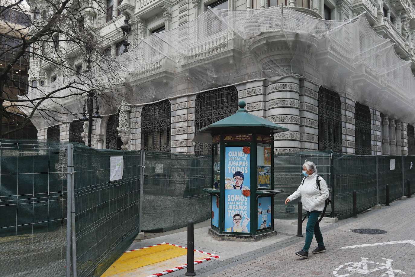 Las obras del Proyecto Pereda obligan a reubicar varios negocios del entorno. Un quiosco, un puesto de la ONCE y una terraza están a la espera de que el Ayuntamiento les sitúe en un nuevo espacio para desarrollar su actividad