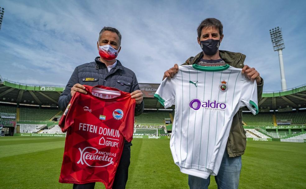 Manu Calleja y Aritz Solabarrieta posaron ayer sobre el césped de los Campos de Sport