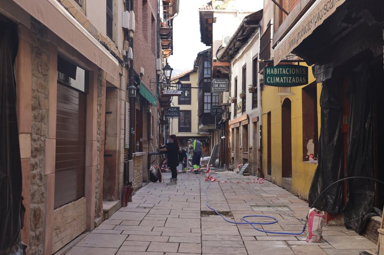 La calle Cántabra, con las polémicas obras del nuevo pavimento. 