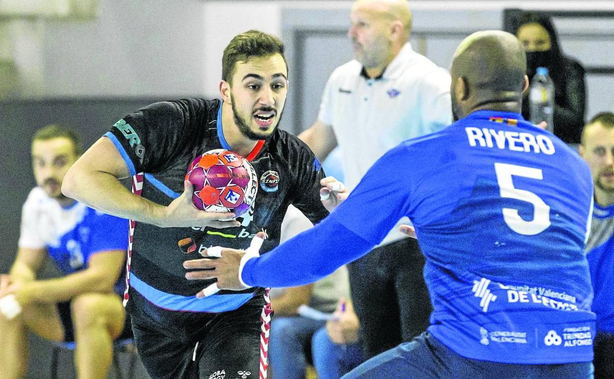 Valles lleva el balón en el encuentro ante el Benidorm. 