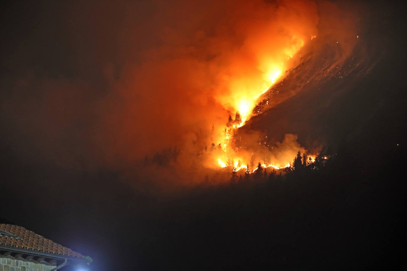 Fotos: Cantabria tiene una treintena de incendios activos