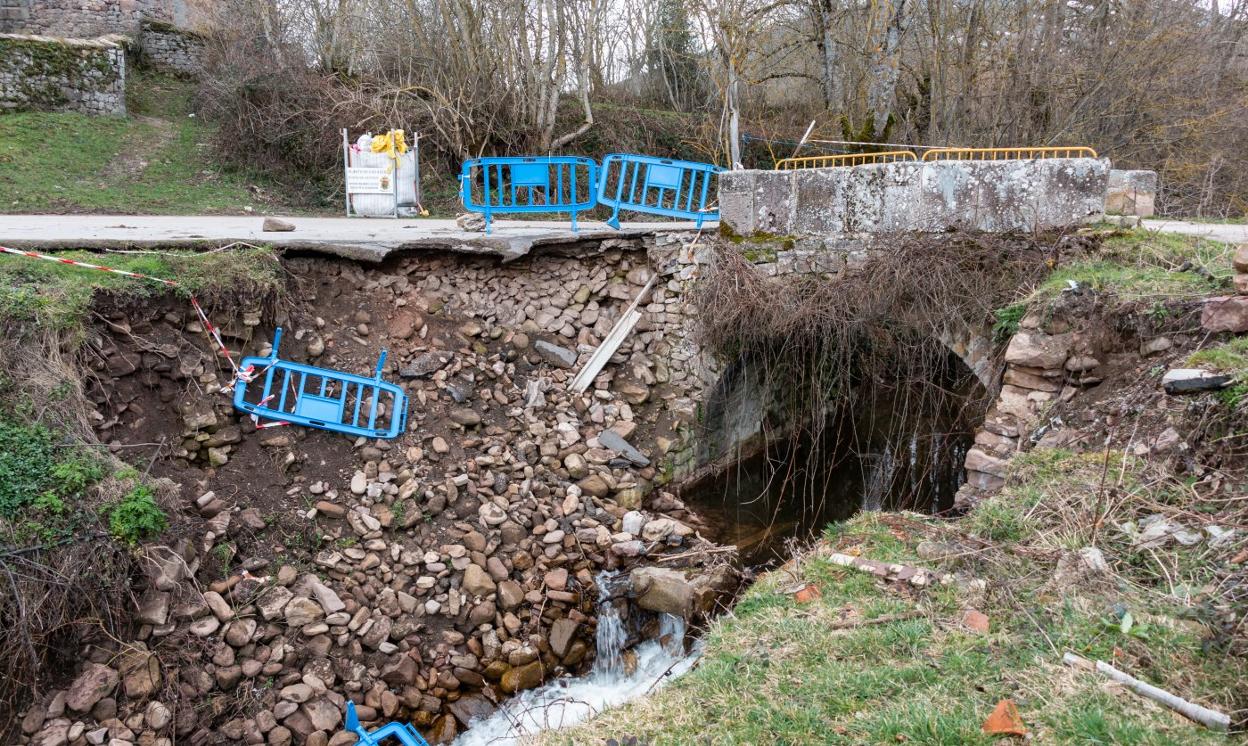 El puente de acceso al barrio de Sonsoto está cortado por riesgo de derrumbe.