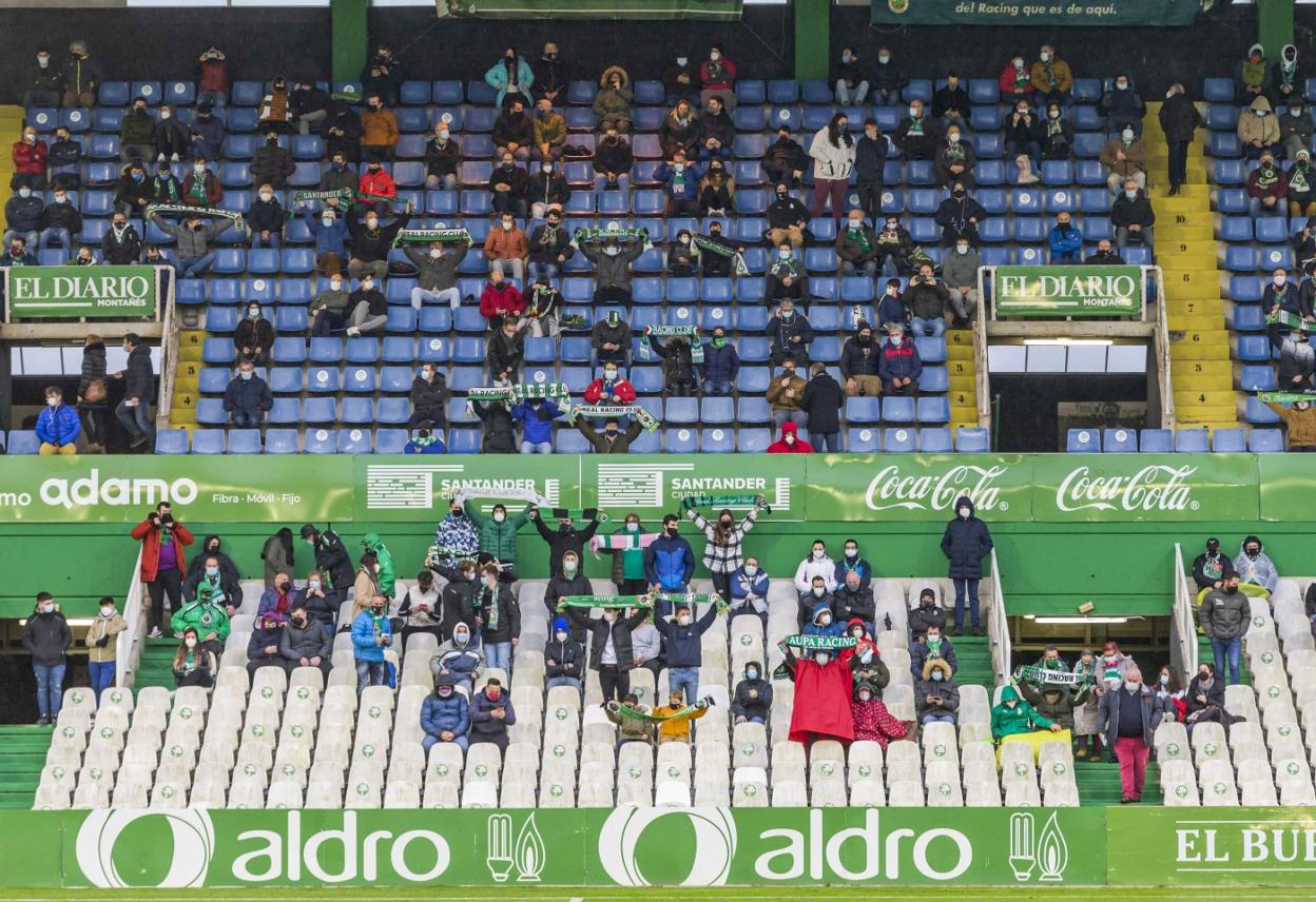 Los aficionados racinguistas disfrutaron con su equipo entre medidas sanitarias. 