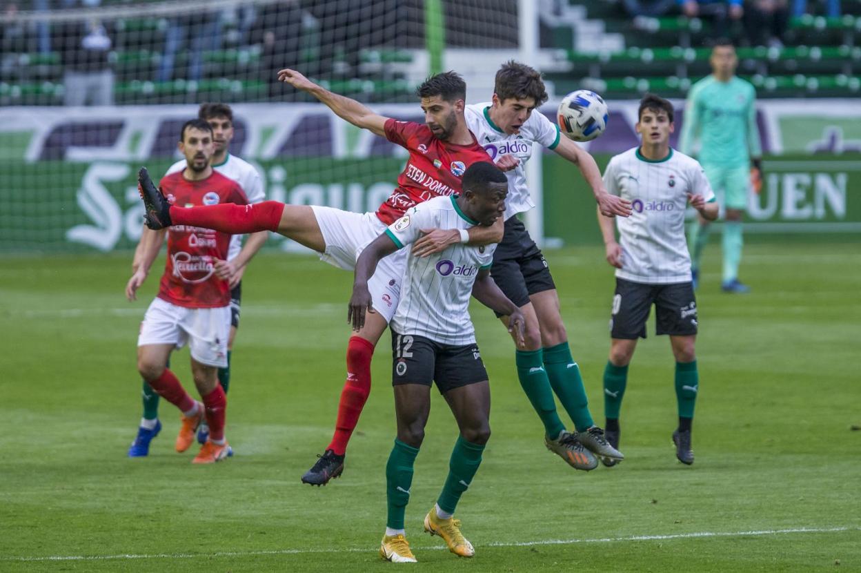 Iván Argos disputa un balón a Soko e Íñigo ante la mirada de de Vinatea. 