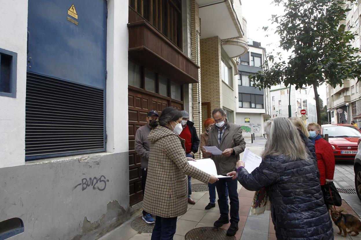 Los vecinos de General Ceballos 19 hablan sobre su situación junto al transformador eléctrico de su edificio.