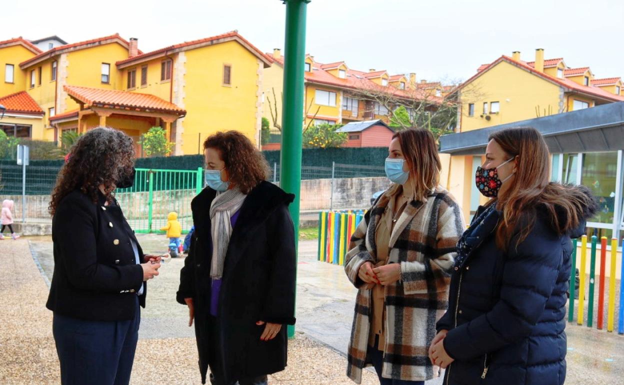 La alcaldesa acuerda el transporte escolar para Comillas. 