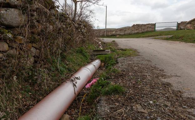 Imagen principal - Los vecinos de Soto critican el «abandono» que sufre el pueblo