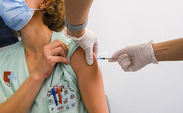 Sanidad suspende la vacunación de 123 médicos privados pese a las quejas del Colegio