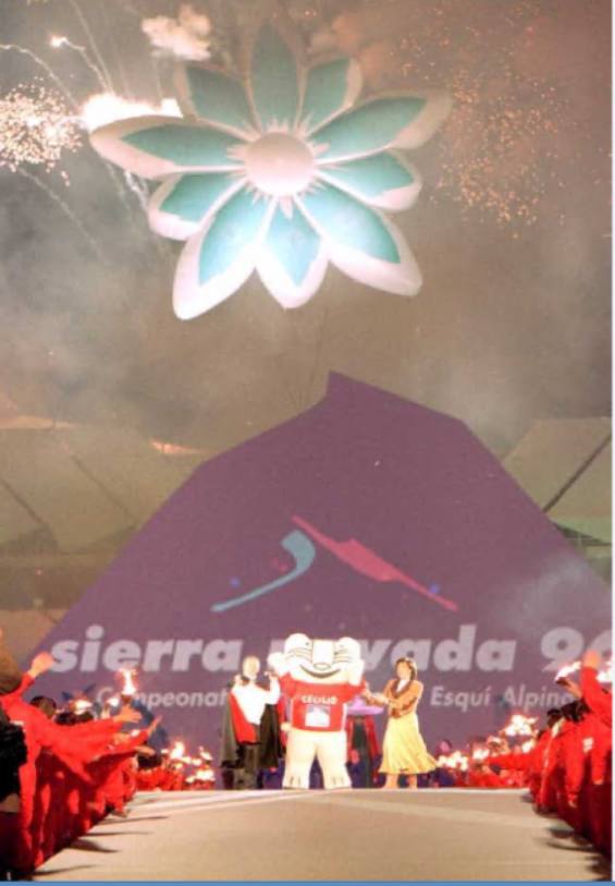 Ceremonia de inauguración de los Campeonatos del Mundo de Esquí 1996, celebrados en Sierra Nevada. Fernando y Blanca Fernández Ochoa junto a la mascota Cecilio